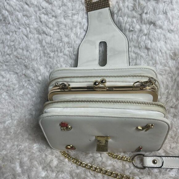 White synthetic leather crossbody bag with fashion accents & gold tone chain. - Picture 9 of 15